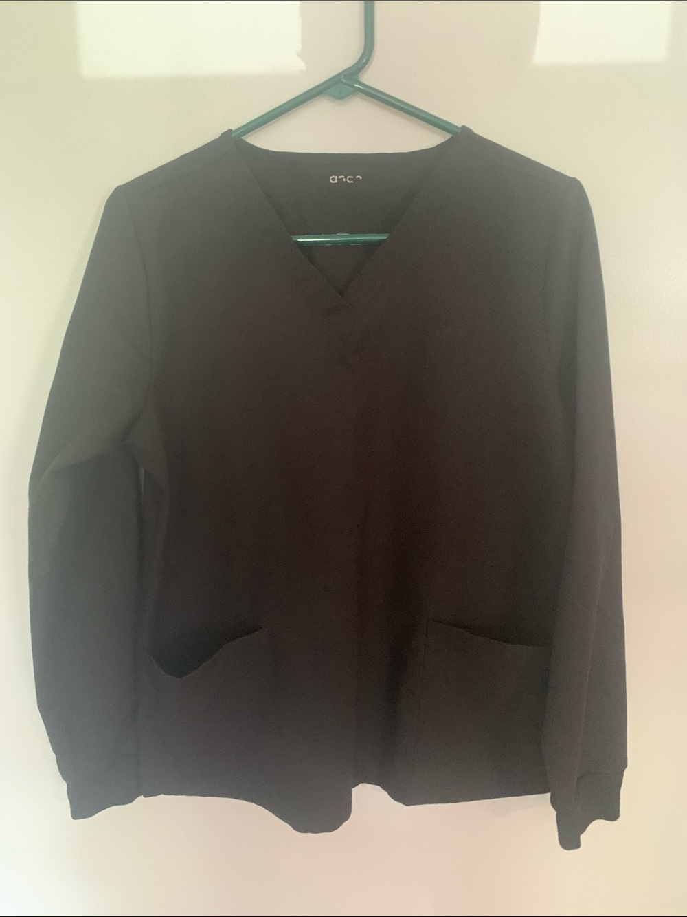 Women’s  Black Long Sleve V-Neck Pullover Scrub Top with Front Pockets